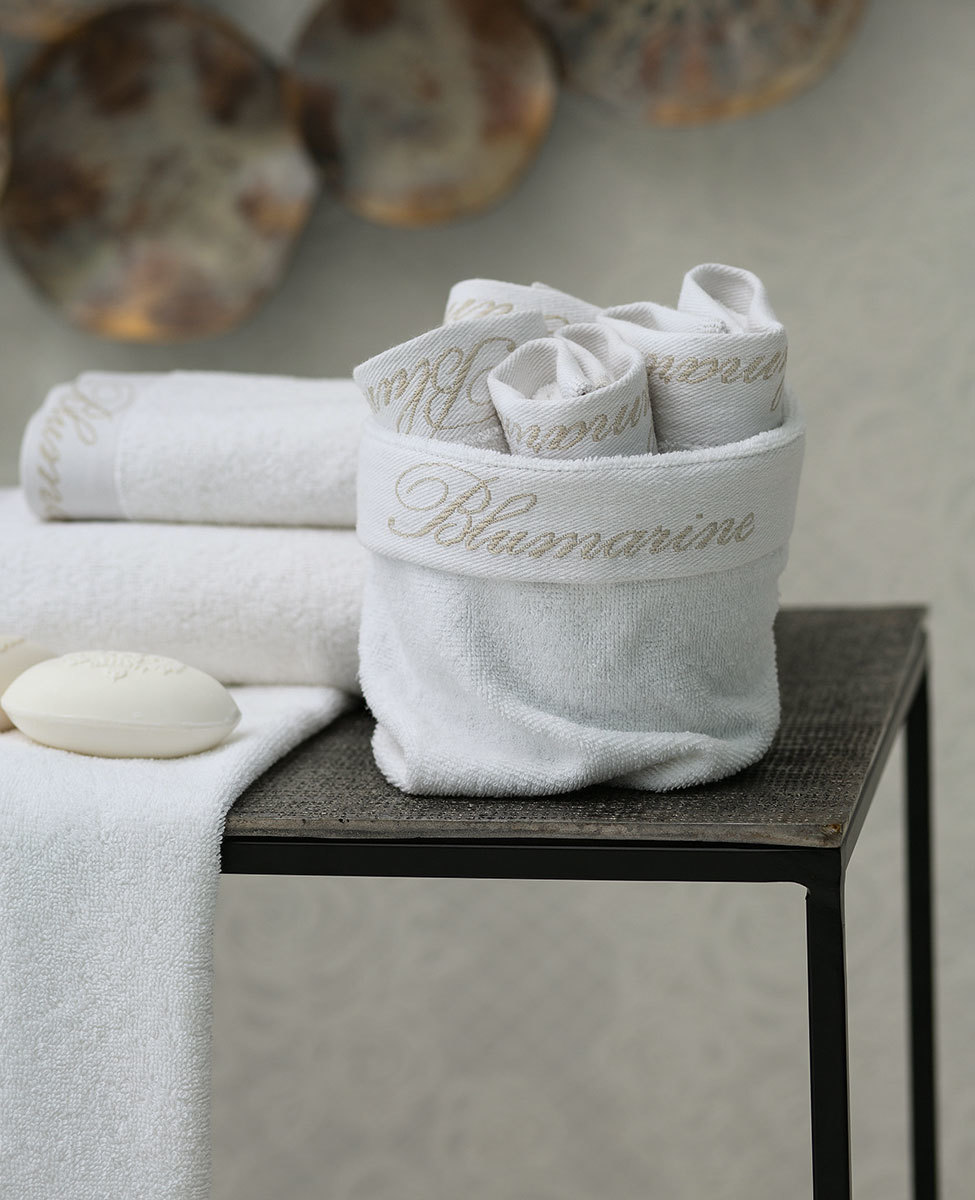 Basket with 4 washcloths SPA